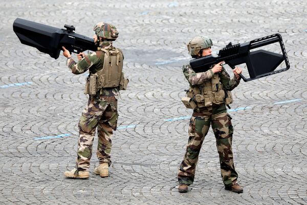 Los soldados franceses con los fusiles antidrones DroneGun Tactical en el desfile militar en los Campos Elíseos de París. - Sputnik Mundo