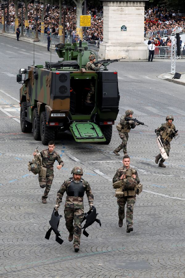 Soldados franceses realizan ejercicios militares durante el desfile militar con motivo del Día de la Bastilla en los Campos Elíseos de París. - Sputnik Mundo