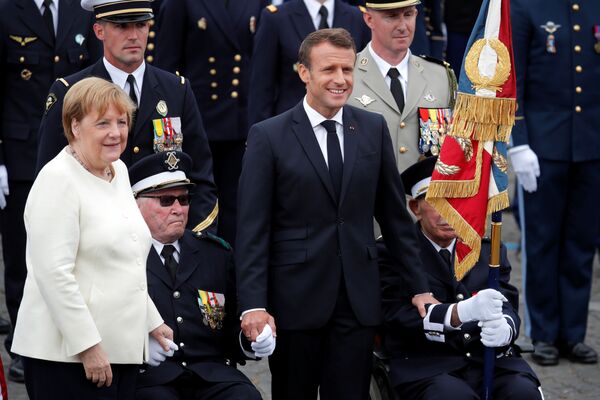 La canciller alemana Angela Merkel presenció el desfile. Veo este desfile como un gesto importante en la política de defensa europea. Y, por supuesto, es un gran honor para nosotros que los alemanes hayan participado en él. En mi opinión, demuestra que la cooperación europea se está fortaleciendo, dijo. - Sputnik Mundo