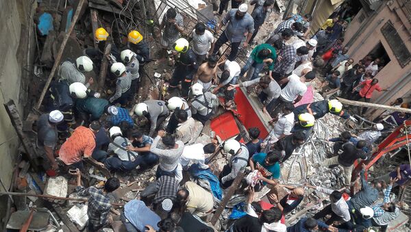 Derrumbe de un edificio de cuatro pisos en Bombay, la India - Sputnik Mundo