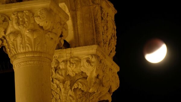 Eclipse lunar visto desde Venecia, Italia - Sputnik Mundo