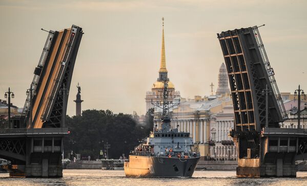Así ensaya San Petersburgo para el Día de la Marina rusa
 - Sputnik Mundo