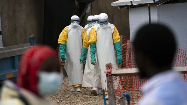 Profesionales de la salud vestidos con trajes de protección comienzan su turno en un centro de tratamiento del ébola en la República Democrática del Congo - Sputnik Mundo