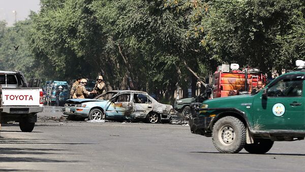 Los agentes de seguridad afganos examinan lugar de explosión cerca de la Universidad de Kabul  - Sputnik Mundo