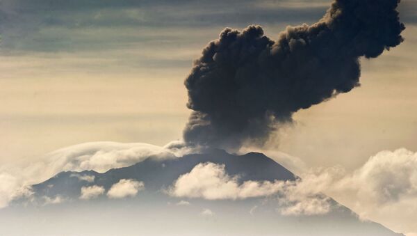 El volcán Ubinas en Perú - Sputnik Mundo