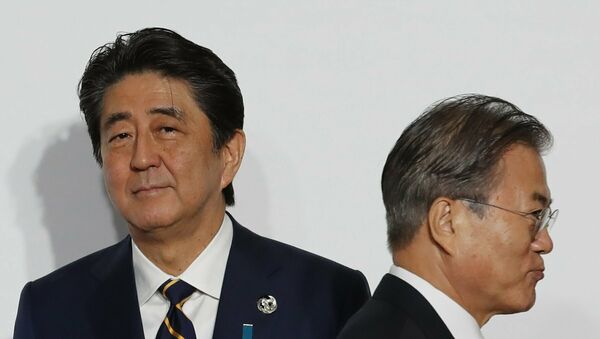 El primer ministro de Japón, Shinzo Abe, y el presidente de Corea del Sur, Moon Jae-in (archivo) - Sputnik Mundo