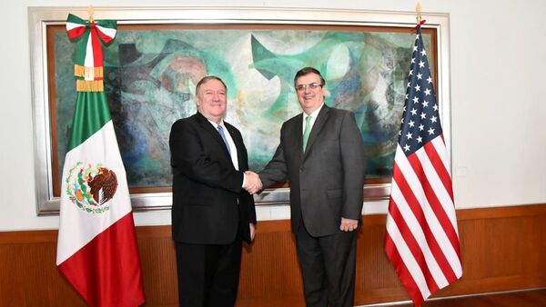 El secretario de Estado de EEUU, Mike Pompeo, junto al canciller mexicano Marcelo Ebrard - Sputnik Mundo
