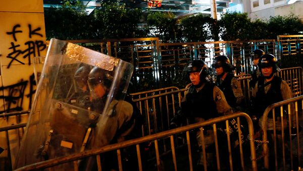 La policía en las protestas en Hong Kong - Sputnik Mundo