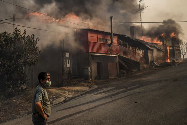 Casas y autos incinerados: Portugal se enfrenta a los incendios forestales.

 - Sputnik Mundo