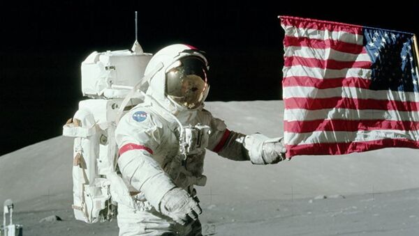 Bandera de EEUU en la Luna puesta durante la misión Apolo 17 (archivo) - Sputnik Mundo
