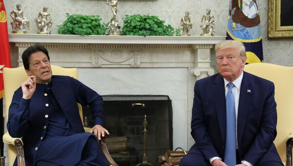 El presidente de EEUU, Donald Trump, y el primer ministro de Pakistán, Imran Khan - Sputnik Mundo