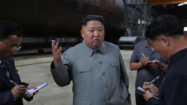 El líder norcoreano, Kim Jong-un, inspecciona el submarino de nueva construcción - Sputnik Mundo