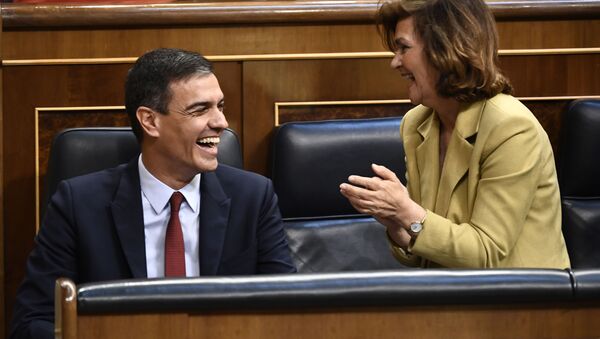El presidente en funciones del Gobierno español, Pedro Sánchez, y la vicepresidenta en funciones, Carmen Calvo - Sputnik Mundo