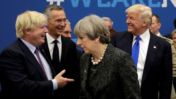 El recién elegido líder de los Conservadores, Boris Johnson, y la primera ministra británica saliente, Theresa May - Sputnik Mundo