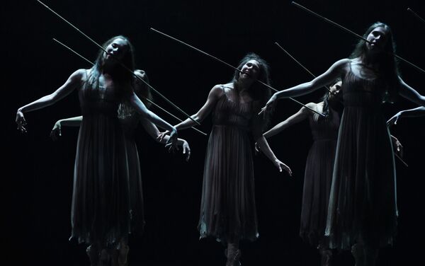 Las Wilis en el ballet 'Giselle' por Akram Khan - Sputnik Mundo