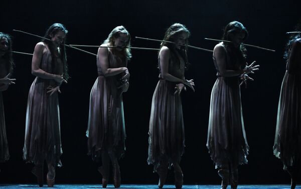Las Wilis en el ballet 'Giselle' por Akram Khan - Sputnik Mundo