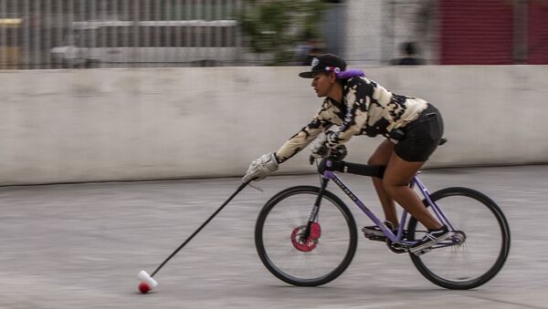 Ciudad de México. Jugadora de bici-polo durante uno de los entrenamientos de bici-polo en la capital mexicana - Sputnik Mundo