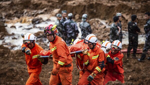 Equipos de rescate en el lugar del deslizamiento de tierra en China - Sputnik Mundo