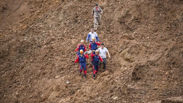 Equipos de rescate en el lugar del deslizamiento de tierra en China - Sputnik Mundo