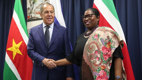 El ministro de Exteriores de Rusia, Serguéi Lavrov, con su par de Surinam, Yldiz Pollack-Beighle - Sputnik Mundo