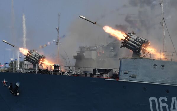 Стрельбы из реактивных бомбометов РБУ-6000 Смерч-2 с палуб кораблей в честь Дня ВМФ в Севастополе - Sputnik Mundo