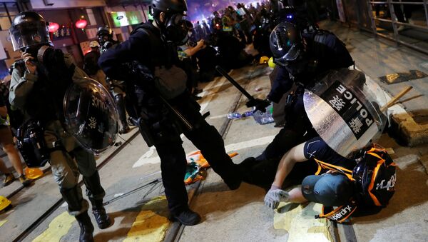 La Policía detiene a manifestantes en Hong Kong - Sputnik Mundo