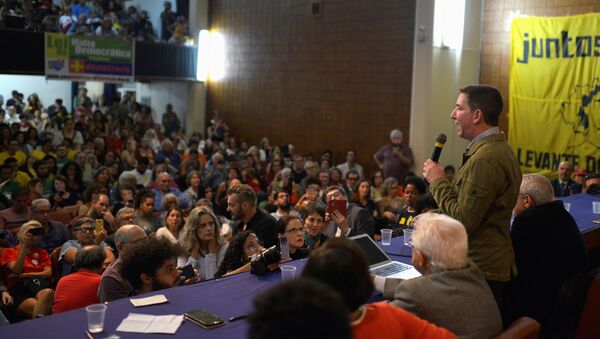 Glenn Greenwald, peridista estadounidense, en un acto en Río de Janeiro, Brasil - Sputnik Mundo