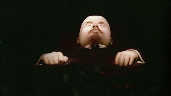 El cuerpo embalsamado de Vladímir Lenin, en exposición en el interior de su mausoleo en la Plaza Roja - Sputnik Mundo