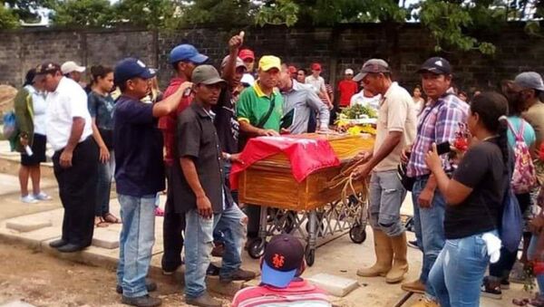 Entierro de las víctimas de la Masacre de Ticoporo, en Venezuela - Sputnik Mundo