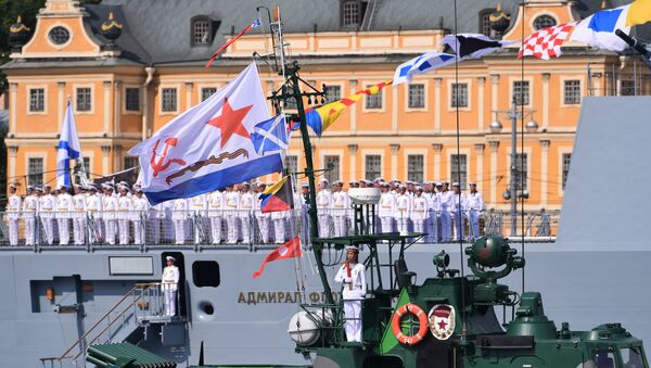 El desfile con motivo del Día de la Armada de Rusia en San Petersburgo - Sputnik Mundo