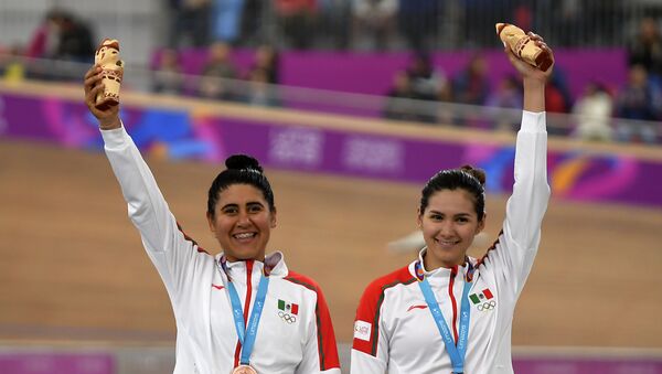 La mexicana Lizbeth Salazar y Jessica Bonilla celebran al ganar una bronce en ciclismo - Sputnik Mundo