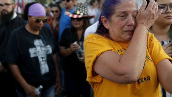 La gente llora a las víctimas del tiroteo en El Paso, Texas  - Sputnik Mundo