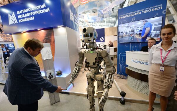 El robot Fedor en la exposicón  - Sputnik Mundo