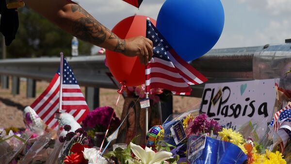 La bandera de EEUU en el lugar deluto por las víctimas del tiroteo en El Paso - Sputnik Mundo