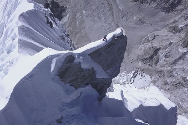 Quince escalofriantes fotos de escalada a las cimas más altas del planeta - Sputnik Mundo