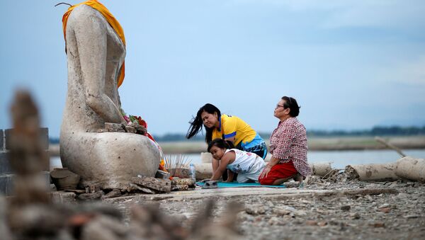 Un templo budista resurge después de una sequía en Tailandia - Sputnik Mundo
