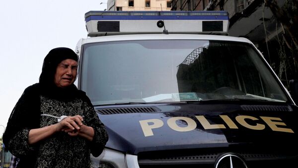 Una mujer tras el atentado en el Instituto Nacional del Cáncer de El Cairo, Egipto - Sputnik Mundo