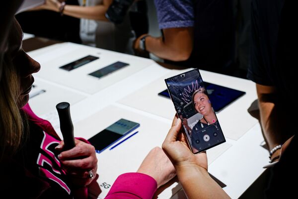 Люди тестируют Samsung Galaxy Note 10 в Барклайс-Центре в Бруклине, Нью-Йорк - Sputnik Mundo