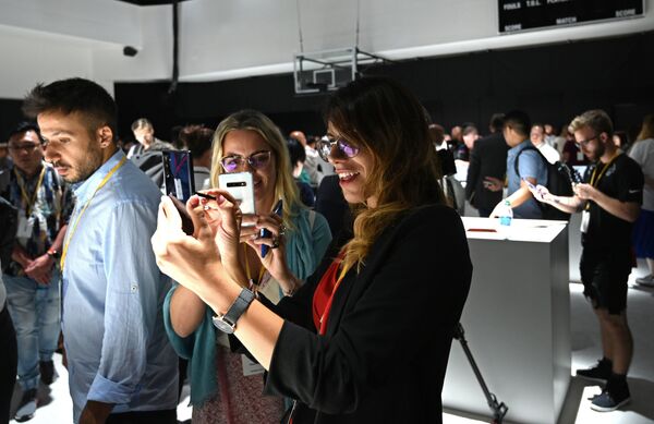 Люди на презентации Samsung Galaxy Note 10 в Барклайс-Центре в Бруклине, Нью-Йорк - Sputnik Mundo