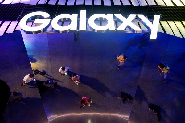 Люди на презентации Samsung Galaxy Note 10 в Барклайс-Центре в Бруклине, Нью-Йорк  - Sputnik Mundo