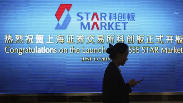 Pantalla con el anuncio de Star Market en Pekín - Sputnik Mundo