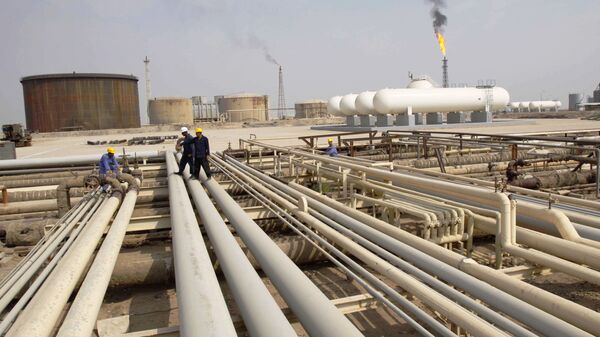 Trabajadores iraquíes caminan en oleoductos de una refinería de petróleo en la ciudad de Zubair, cerca de la ciudad de Basora - Sputnik Mundo