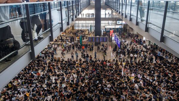 Manifestantes en el aeropuerto de Hong Kong - Sputnik Mundo