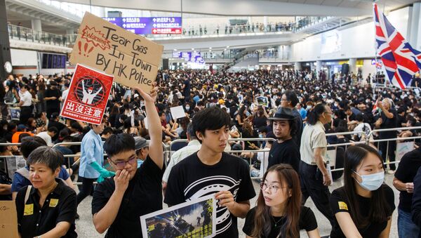 Las protestas contra la nueva ley de extradicción en el aeropuerto internacional de Hong Kong - Sputnik Mundo
