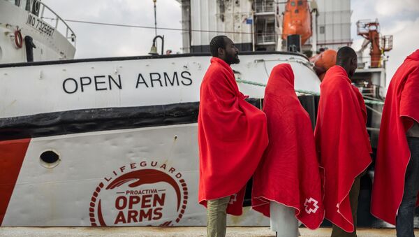 Barco Open Arms y migrantes - Sputnik Mundo