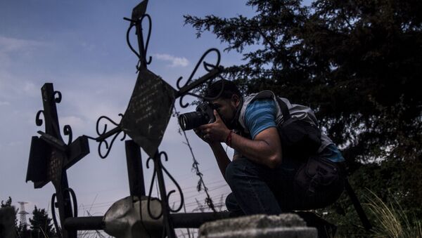 Armando Martínez, fotógrafo del periódico El Grafico, retrata un accidente automovilístico - Sputnik Mundo