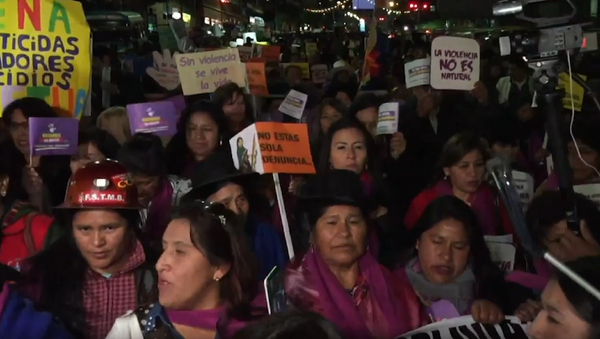 Evo Morales alza su voz durante una protesta contra la violencia de género - Sputnik Mundo