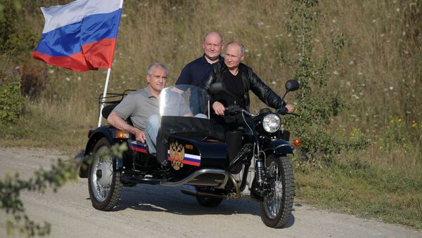 El presidente ruso, Vladímir Putin, llega en una moto a un espectáculo en Crimea  - Sputnik Mundo