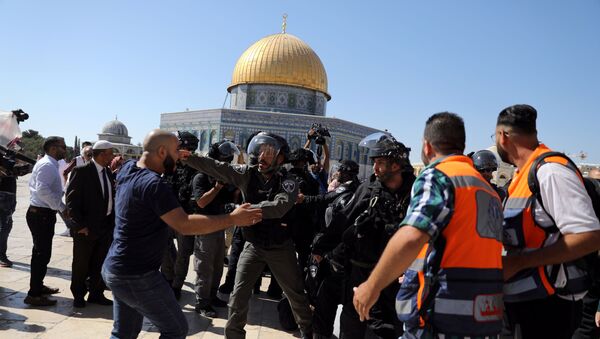 Enfrentamientos entre musulmanes y policía israelí en la Explanada de las Mezquitas - Sputnik Mundo