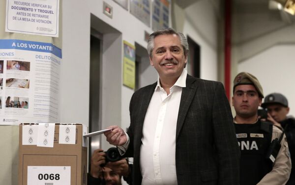 El precandidato presidencial Alberto Fernández deposita su voto - Sputnik Mundo